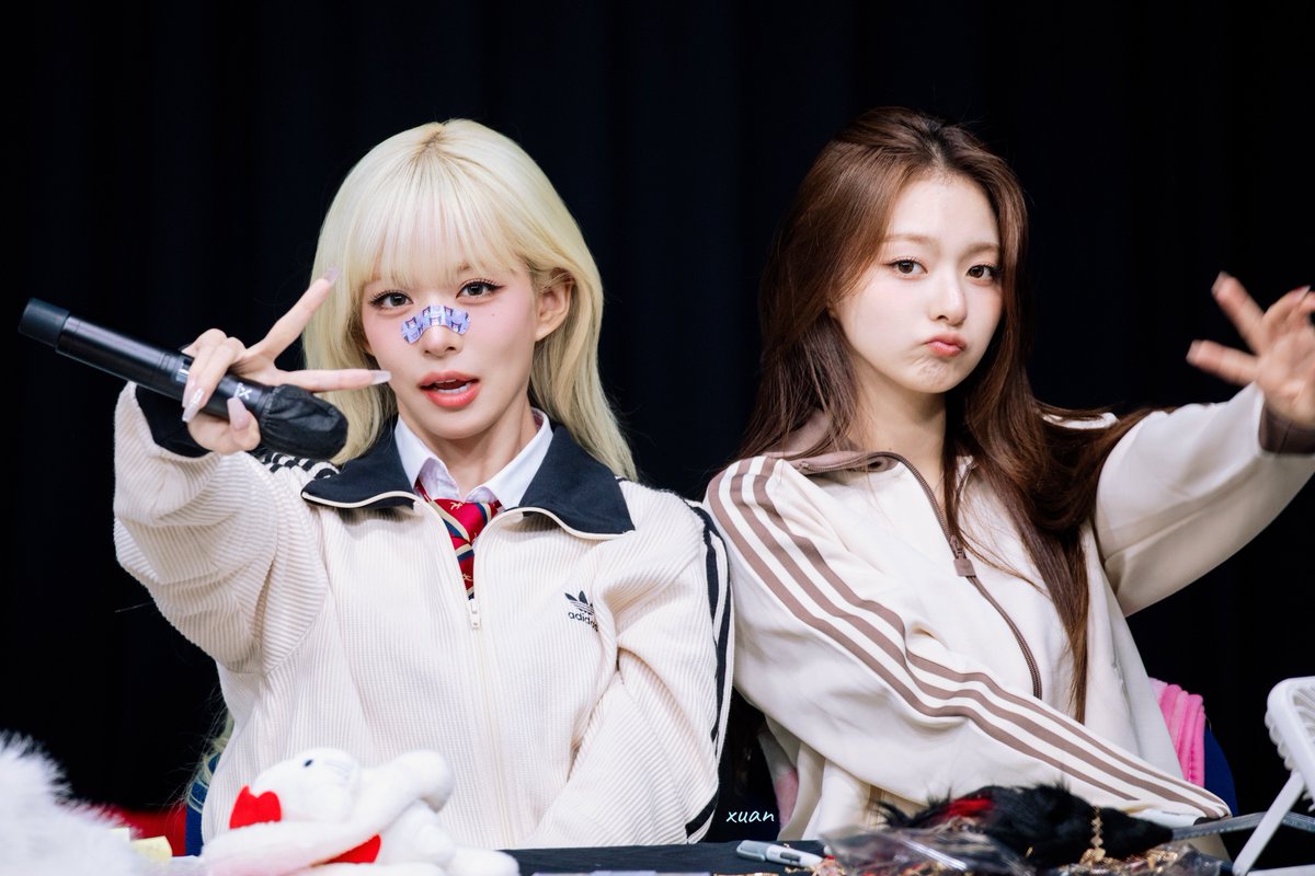 1210xxHe's tweet image. 250711 签售

✌️✌️

#프로미스나인 #fromis_9 
#이채영 #chaeyoung
#이나경 #LeeNaGyung