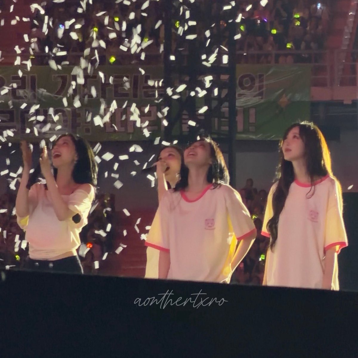 ฉันมองพวกมัน 4 คนจากเลนทรศก็ยิ่งอยากให้มันได้เห็นพลุอีกเยอะ ๆ คอน 4 ราชมังมาได้เลยน้า 😭