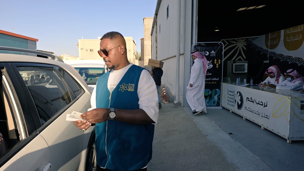 تواصل جمعية جيران الخيرية بنجران تنفيذ مشروع توزيع البطاقات التموينية الرمضانية للأسر المتعففة، بدعمٍ سخي من منصة #إحسان، وبمشاركة فاعلة من الفرق التطوعية التي جسدت أسمى معاني البذل والعطاء 🤝🌙
جهودٌ متكاملة تعزز قيم التكافل، وتُسهم في إدخال السرور على الأسر المستفيدة خلال شهر