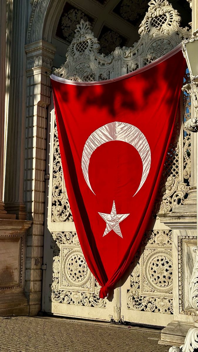Raskolnikovsair's tweet photo. Ey mavi göklerin beyaz ve kızıl süsü https://t.co/ScVfUFuEpN