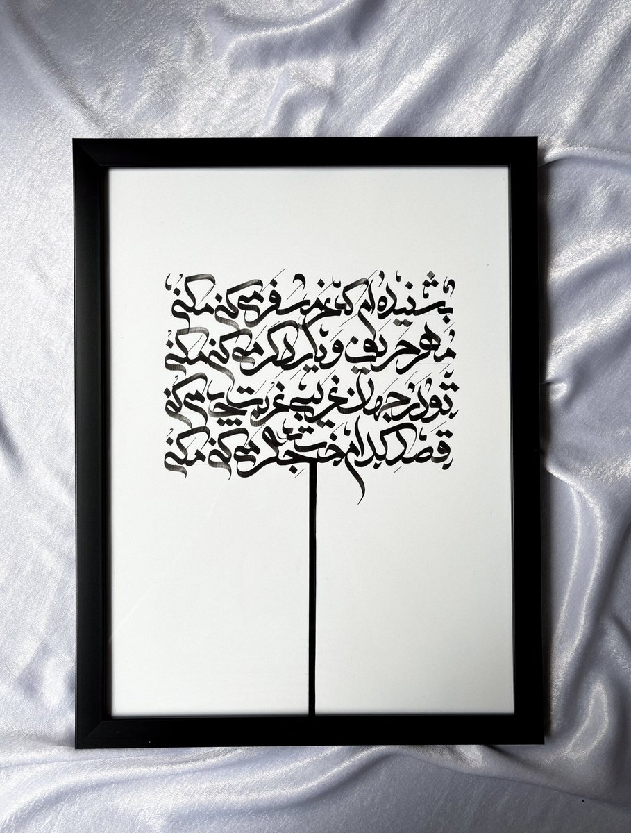 این تابلو هارو دارم با یه قیمتی به فروش میرسونم که خیلیا بهم میگن تو واقعا داری اشتباه میکنی:)
ولی من اشتباه نمیکنم !من کارم دوماهه خوابیده و باید زندگی کنم:)
بچه ها این تابلو ها با کمترین قیمت دارن ثبت سفارش میشن تو هر ابعاد و متنی که بخواید
من پیشاپیش ممنونم از حمایتتون🖤🫠