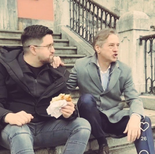 Hej, hej,
kdor med epidemijo COVID osebno ni imel težav z bureki, naj ritvita,
kdor osebno ni imel težav s solzilcem, naj všečka.