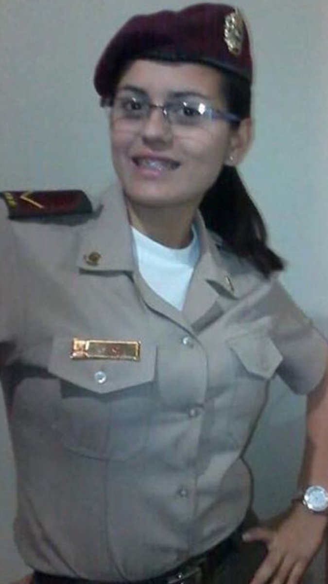 freddyzur's tweet photo. ¿DÓNDE ESTÁ LA SARGENTO ESPINOSA? Pasajeros y choferes de la ruta San Cristóbal - San Antonio:
¿Confirmada la presencia de la Sargento A. Espinosa en los containers de Peracal hoy? Reportan que la GNB la está rotando por los turnos de la madrugada para evitar fotos.
Si la ves, reporta el número de la unidad o la garita exacta. ¡Hagamos que no tenga donde esconderse!
# Peracal #Tachira #GNB #Frontera