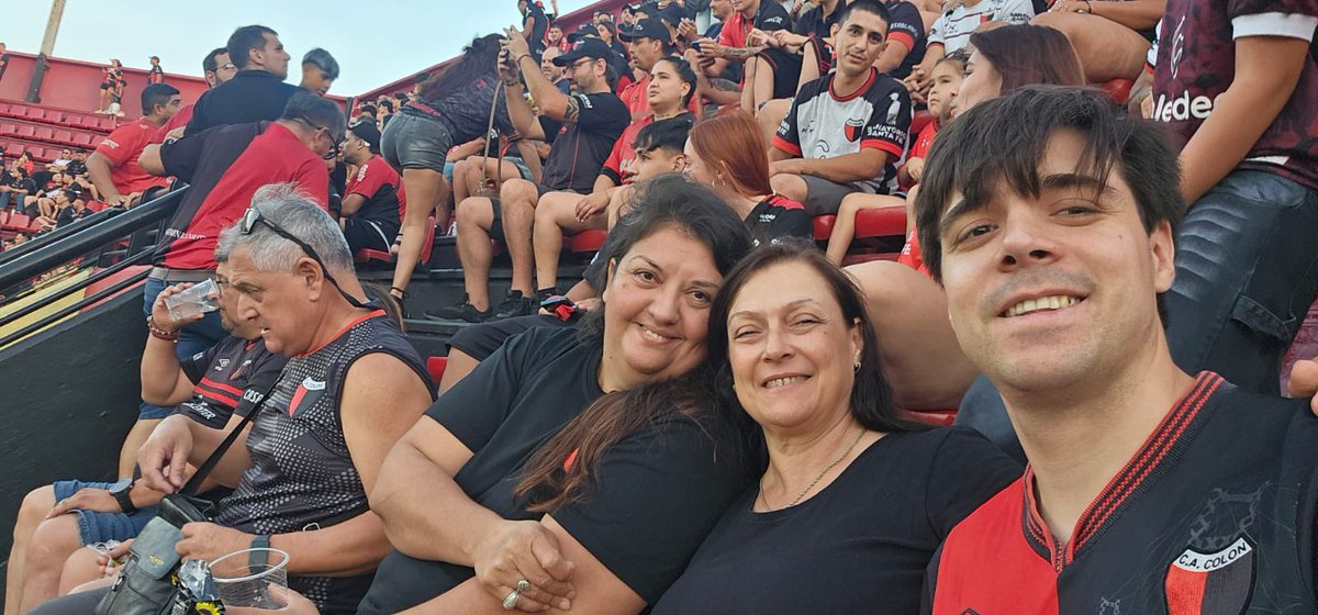 ✍🏾 Historias que vale la pena contar. 

Graciela Scazzola y Rodrigo Gambier, esposa e hijo del histórico Pampa Gambier, se hicieron socios y viajaron 720 kilómetros para acompañar a #Colón. 

Pasaron casi 10 años del fallecimiento de Miguel Ángel Gambier, pero sigue presente en