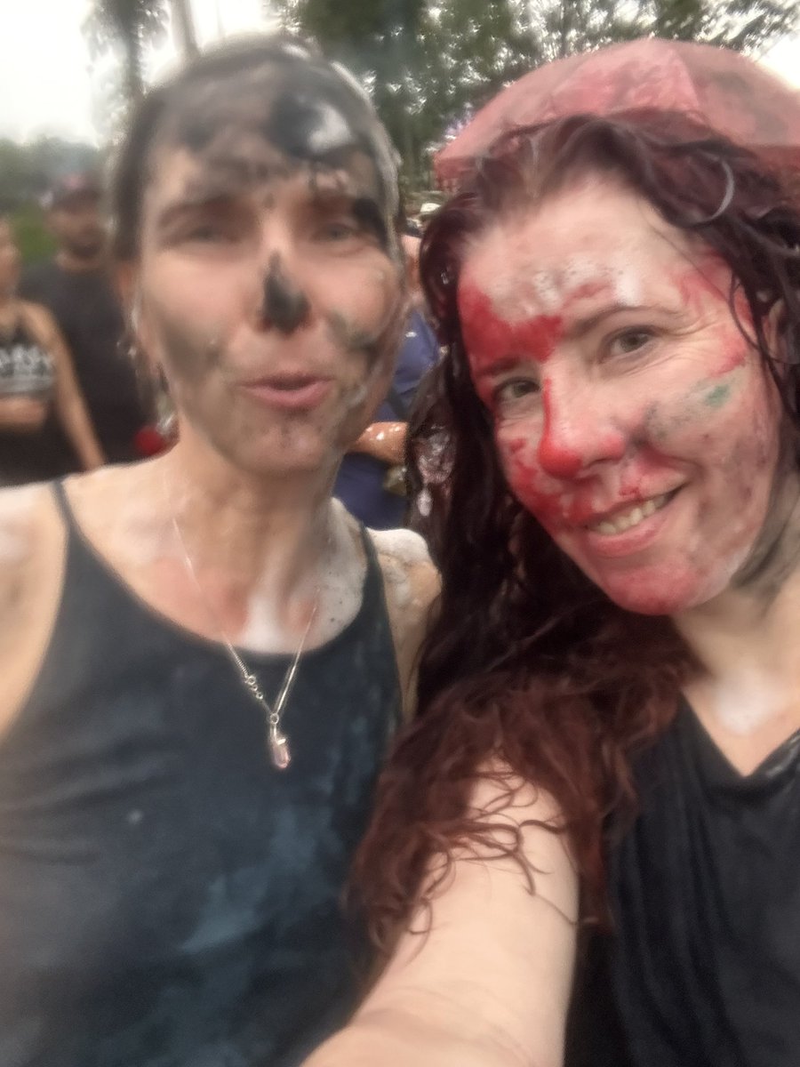 PilarovaDaniela's tweet photo. To jedete do Ekvádoru do džungle a přimotáte se cestou k místnímu festivalu, kde na sebe stříkají pěnu, poomazávají se barvou a o hlavu si rozbiji vajíčka. Dobrej battle 😂 #Ecuador https://t.co/Qi0amNAgNr