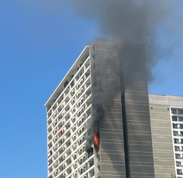 cbsantiago's tweet photo. 🔴 AHORA: la respuesta del Cuerpo de Bomberos de Santiago circunscribe el #fuego a pisos 15 y 16, en #Incendio que afecta edificio de Nicasio Retamales y Obispo Javier Vásquez, en la comuna de #EstaciónCentral.
@Comandantecbs 
@muniecentral https://t.co/tc7exaOFKS