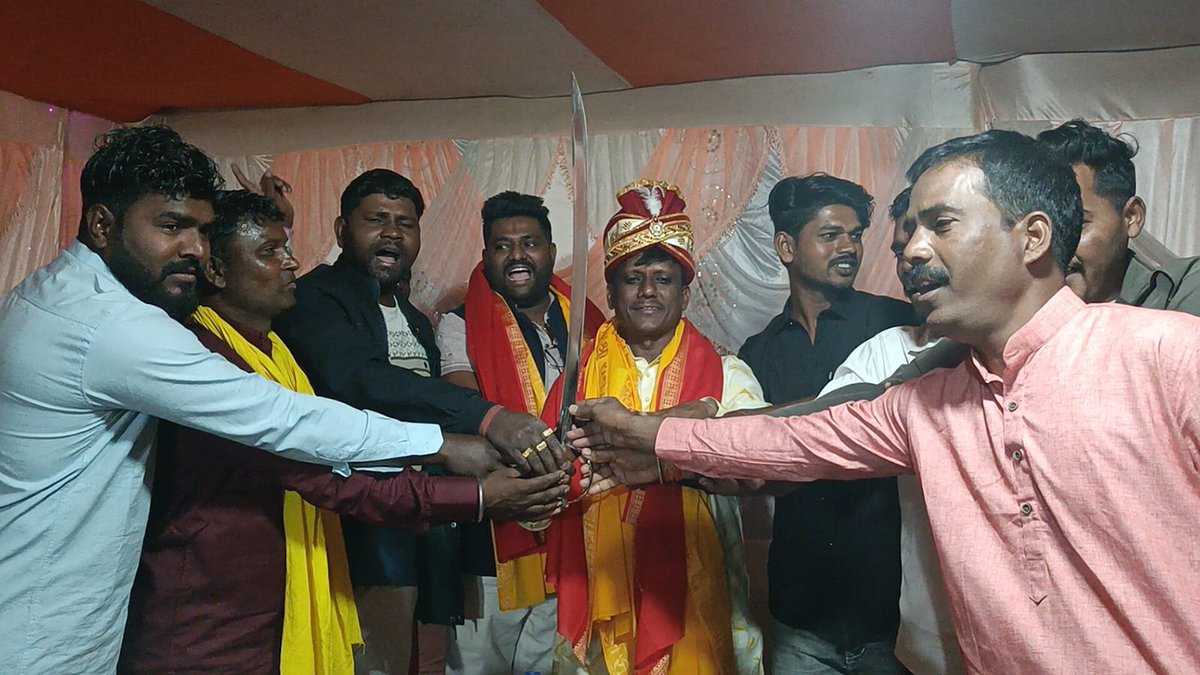महाशिवरात्रि के पावन अवसर पर नावागढ़, सीनीडीह एवं माथा बांध स्थित प्राचीन शिव मंदिरों में पहुँचकर मंदिर आचार्यों के सानिध्य में विधिवत् पूजन-अर्चन किया तथा देवाधिदेव महादेव के चरणों में नतमस्तक होकर समस्त क्षेत्रवासियों की सुख-समृद्धि, शांति और कल्याण की मंगलकामना की।

भोलेनाथ की