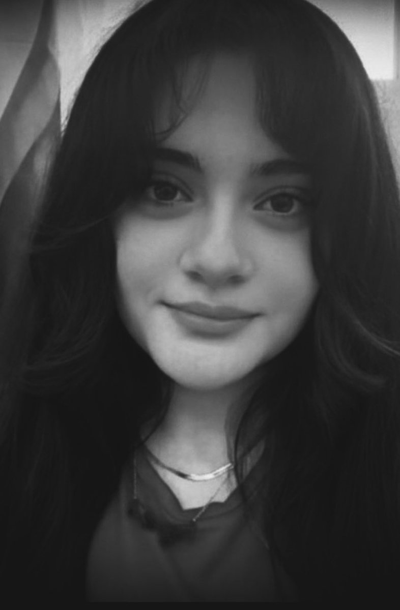 فردا چهلم این عزیز دل منه.
#غزل_دمرچلی 
هفده ساله
سال دوم هنرستان.
دورت بگردم عزیز دلم. داغدارتم. جات خیلی خالیه.