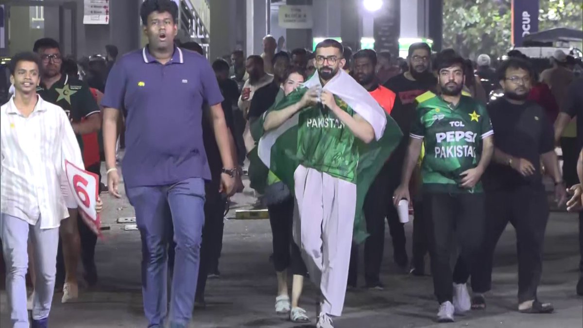 आज पाकिस्तानी प्रशंसक मैच के बीच में ही स्टेडियम छोड़कर चले गए, 

#INDvsPAK #INDvsPAK
#T20WorldCup2026