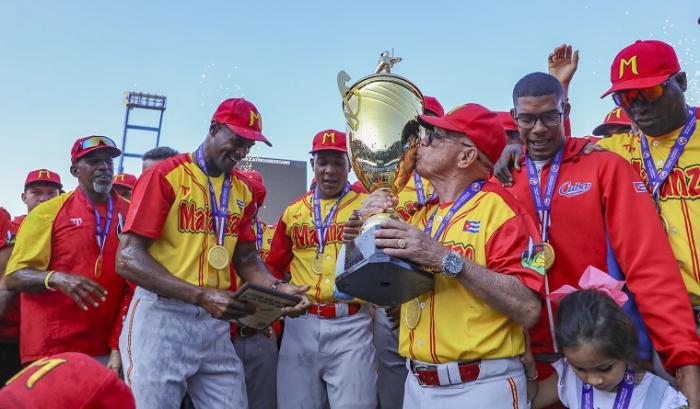 Muchas felicidades a los Cocodrilos de Matanzas, campeones de la 64 Serie Nacional de Béisbol. Vuelven a hacer vibrar a su afición y a toda #Cuba.

Nuestro aplauso también para Las Tunas que llegó hasta la final.

Que el deporte nos siga regalando alegrías.

#UnidosXCuba