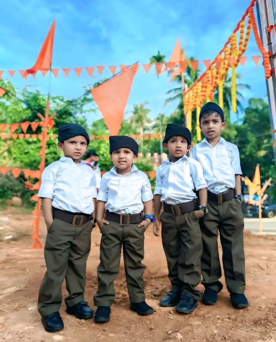 माँ भारती की स्वर्णिम ,  माटी हमें है चंदन,
माटी हमारी पूजा, माटी हमें है वंदन ।।
  <a href="/RSSgeet/">संघ गीत</a>