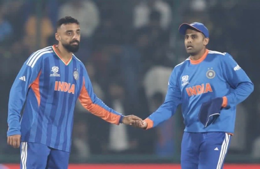 Varun Chakraborty has taken two wicket 🔥 

#IndianCricket 
#IndianArmy 
#indiavspak