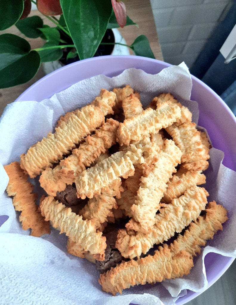 Biraz da bu kurabiyeyi abartabilir miyiz ? Tadı mükemmel oldu hazır bisküvi gibi 👌🏻