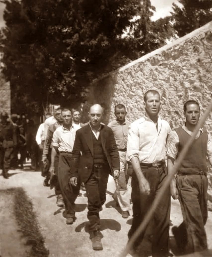 Πρώτη ταυτοποίηση  φωτογραφίας. Παπαδήμας Βασίλειος. Εκτελέστηκε στο Σκοπευτήριο όντως(...)
 Στις 6/8/1941 συνελήφθη από Ιταλούς καραμπινιέρους και Έλληνες χωροφύλακες με βάση καταστάσεις ονομάτων που είχε παραδώσει η ελληνική κυβέρνηση στους κατακτητές (...)👇