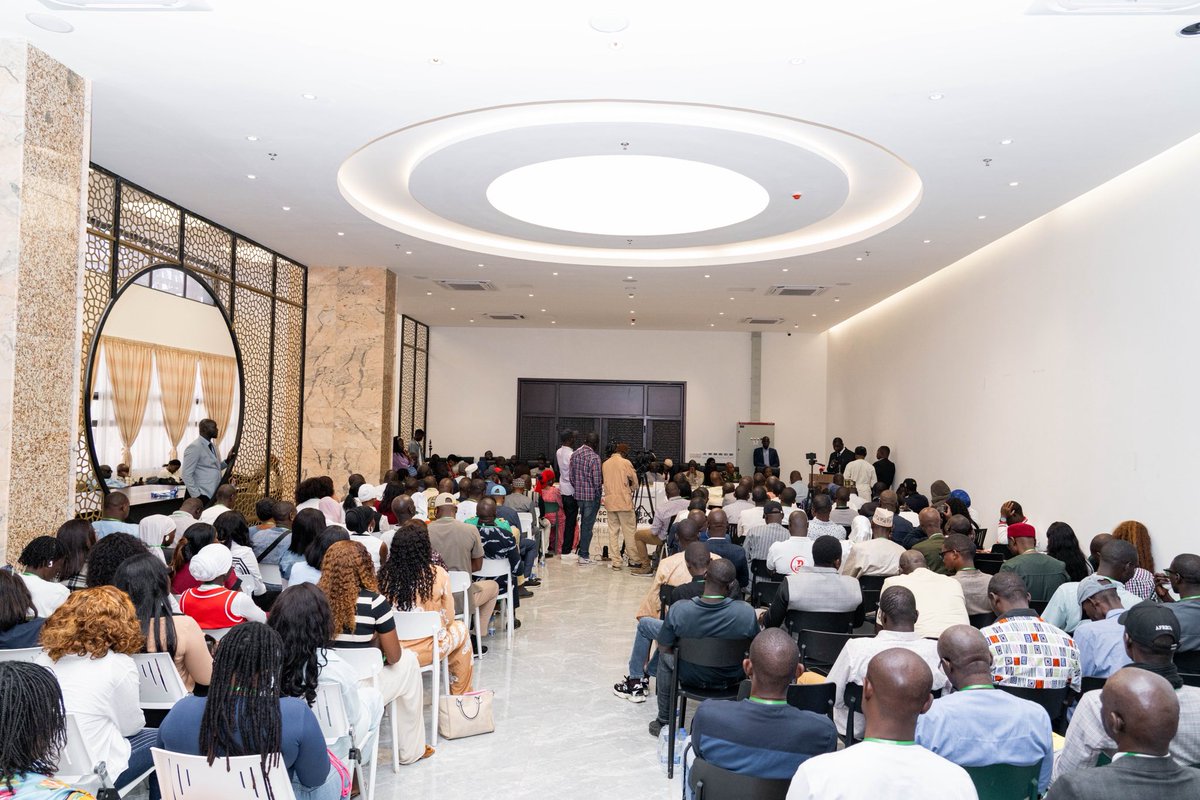 Le Ministre de la Microfinance et de l’Économie sociale et solidaire, <a href="/dr_aliounedione/">Alioune Badara DIONE PhD</a>, a pris part à l’ouverture des Journées Scientifiques organisées par l’ONCAV, placées sous le thème « Une citoyenneté active au service du développement ».  

Plus👉bit.ly/3OgW2Vz