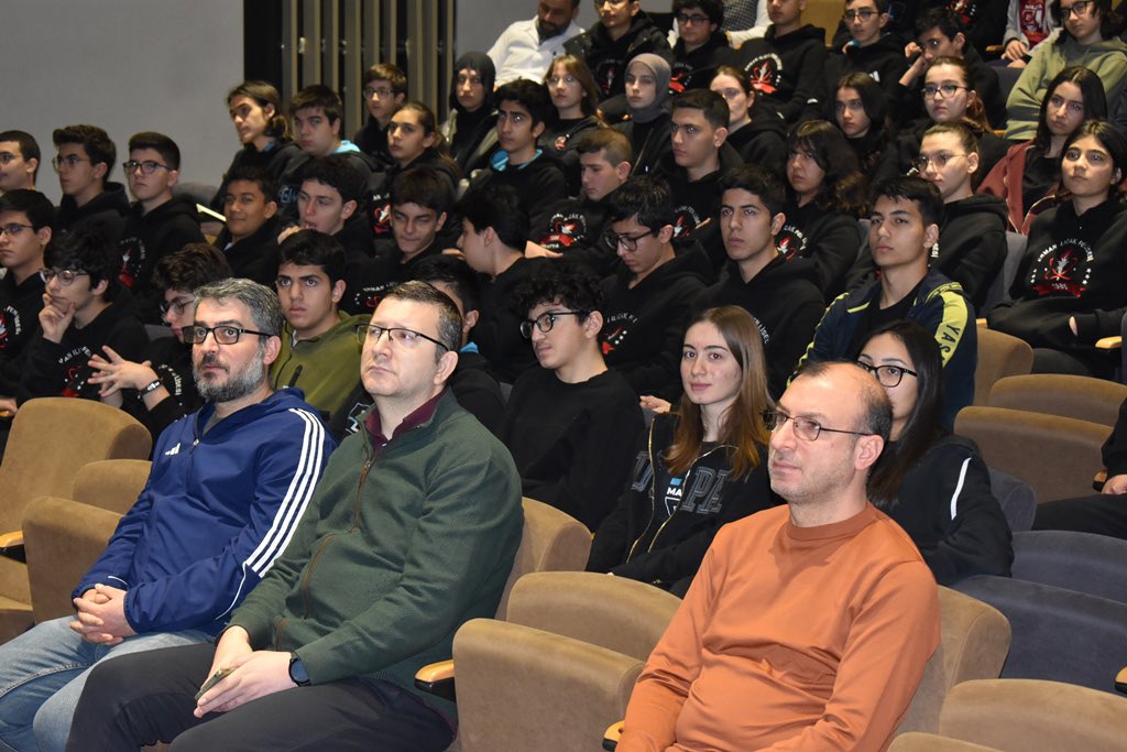Okulumuz öğrencilerine yönelik olarak; T3 Vakfı Malatya yetkilileri Ramazan Ay ve Ceren çetin tarafından Teknofest, Malatya Bölgesi Tübitak Olimpiyat Elçisi Dr. Ali İhsan BORAN tarafından ise Tübitak 2202 Bilim Olimpiyatları Programı bilgilendirme semineri düzenlendi.