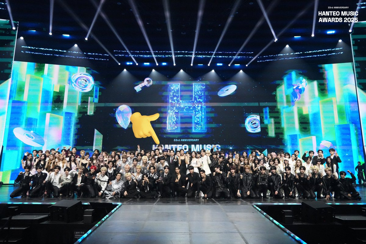 .
Zoom on to find out that Jinho is the highest of all still carried by Hongseok.
😁🤦