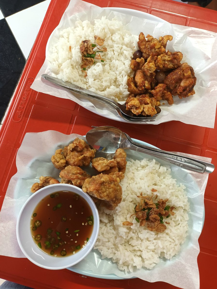 pineappaal's tweet image. 📍 WRK
pengen ga pengen nyoba ayam kentang sayurnya tapi akhirnya beli best seller di nasinya aja (ayam kua malaya &amp;amp; ayam brambang)