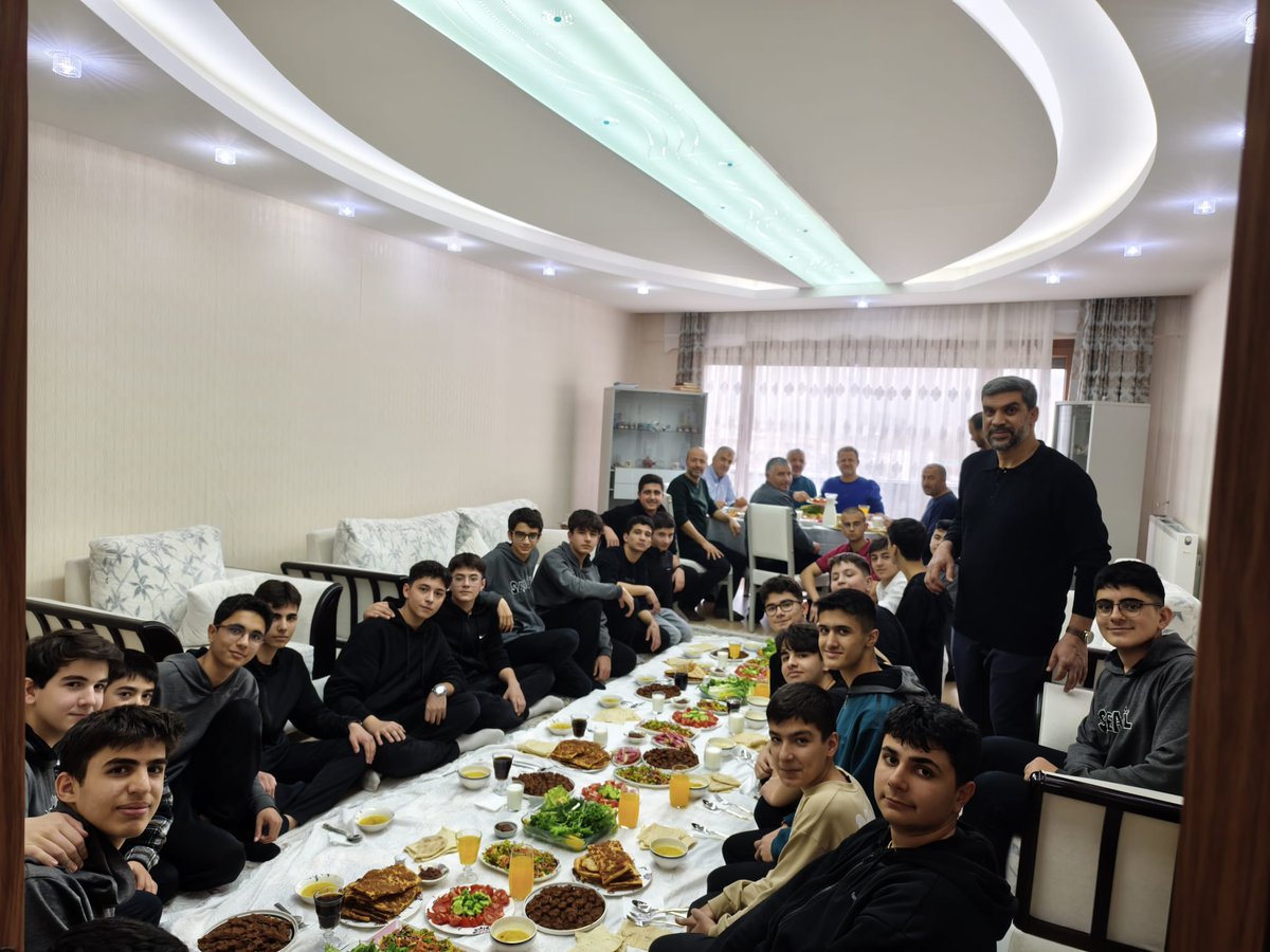 Öğretmenlerimiz veli ziyaretleri kapsamında 10-D sınıfından Muhammed Mirza AVCU'nun ailesine sınıf arkadaşlarıyla birlikte misafir oldular.
Sınıf öğretmenimiz Fatih Aktaş'a; ev sahibimiz Erol Beye ve muhterem eşlerine teşekkür ederiz.

.
#selahaddineyyubi
#veli