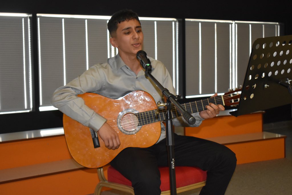 v_yildiz_44's tweet photo. Okulumuz Müzik Kulübü Topluma Hizmet Çalışmaları Kapsamında 80 ve 90'lar temalı müzik dinletisi düzenlendi. Müzik Öğretmenimiz Münire G��ltekin ve kulüp üyesi öğrencilerimizin katılımıyla 80 ve 90’lı yılların müzik ruhunu yaşatabilmek adına etkinlik düzenlendi. Teşekkür ediyorum. https://t.co/7MGMj4JkpW