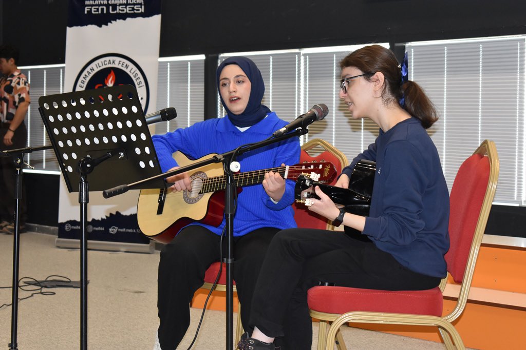 v_yildiz_44's tweet photo. Okulumuz Müzik Kulübü Topluma Hizmet Çalışmaları Kapsamında 80 ve 90'lar temalı müzik dinletisi düzenlendi. Müzik Öğretmenimiz Münire G��ltekin ve kulüp üyesi öğrencilerimizin katılımıyla 80 ve 90’lı yılların müzik ruhunu yaşatabilmek adına etkinlik düzenlendi. Teşekkür ediyorum. https://t.co/7MGMj4JkpW