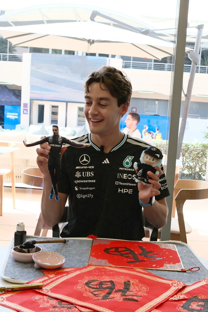 inforussellbr's tweet photo. #GR28 🇨🇳 | George Russell com um boneco 'Laoshugan' e um labubu com a camisa da Mercedes! 🤣😆 

📸: Tencent Sports – XHS [via @GeorgeRussellCN] https://t.co/SKTuMecPEd