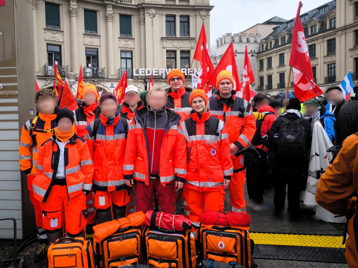 demosanitaeter's tweet photo. Gestern sicherten wir zusammen mit dem Demosanitäter*innen aus #München die Großdemonstration gegen die #NATO #Sicherheitskonferenz ab. Mehr:
https://t.co/vctJGy5AwR
#SIKO #MSC #Frieden #Krieg #Friedensbewegung #Antimilitarismus #Demosanis #Demosanitäterin #Demosanitäter #SGSW https://t.co/Jrd2PjkytK