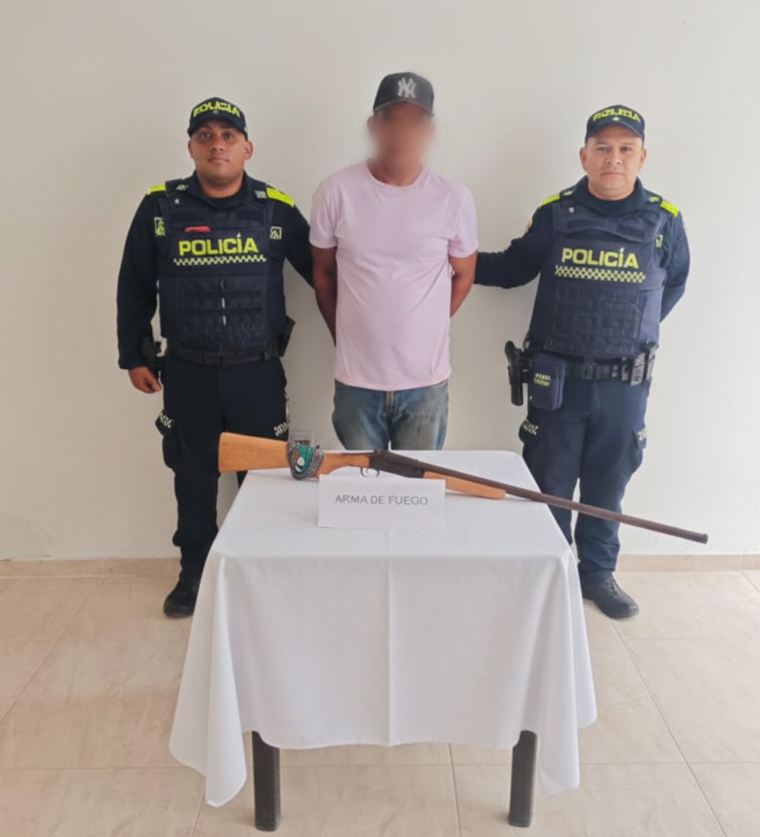 🚔#Urumita | Gracias a la información de la comunidad y a los controles permanentes, capturamos a un hombre de 52 años en el barrio Centro, por el delito de porte ilegal de armas de fuego, reafirmando el compromiso institucional con la seguridad y la tranquilidad de todos 🤝👮‍♂️