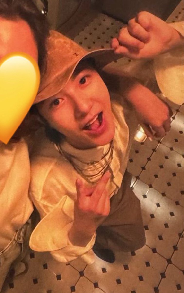 ในขณะที่คนบางคนไม่ชอบฮี อคติกับฮี เป็นบ้าเป็นบอไปคนเดียว ฮีก็เริ่ด ใช้ชีวิตแบบเริ่ด เสื้อผ้าหน้าผม เริ่ด ถือกระเป๋า เริ่ด เป็นที่รักของคนรอบตัว คือชีวิตเริ่ดเกินไปมาก จนม๋าต้องเห่าจริงๆๆ ช่วยไม่ได้นะ🥰🥰🥰