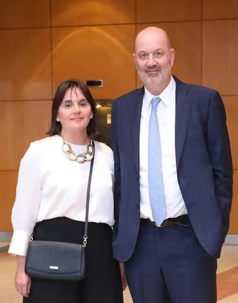 Indignante! Mientras los jubilados y millones de trabajadores cobran miseria y se encuentran por debajo de la línea de pobreza, Milei le regala 114 millones de pesos a la esposa de Sturzenegger por dar un curso de inglés.
DELINCUENTES!!