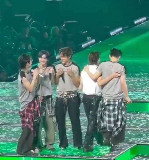 ซานต้า : ยังไงก็เเจสเปอร์ทั้งใจอยู่แล้วครับ
สมาชิกในวง :