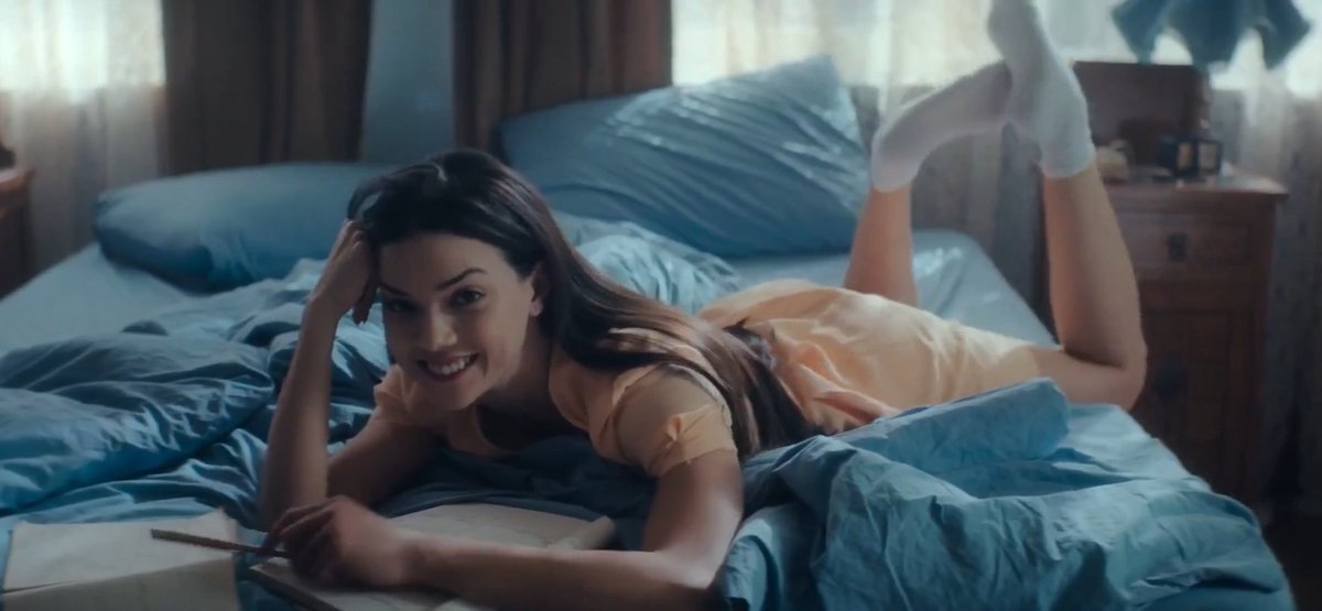 diziden ve de burda geçen sahnelerden bağımsız şu oda bana o kadar huzurlu hissettirdi ki size anlatamam. cam açık ılık rüzgar eserken perdeler uçuşuyor ve bu mavi nevresim üzerinde kitap okuyorum gibi.