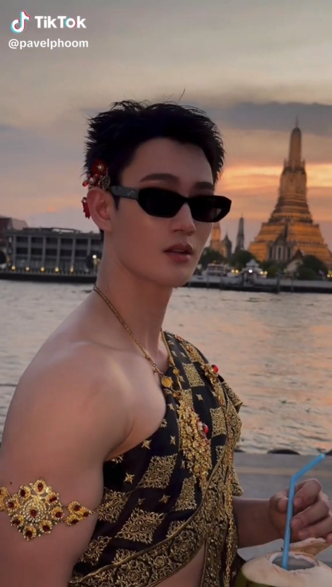 “พุดธังนันจะ ธัมมังนันจะ สังฆังนันจะ ออกไปนะไอ้ผีเวร!”
“ผีเหี้ยอะไร กูเป็นแม่ซื้อประจำวันเกิดมึง”
“พุดธัง-”
“แดกหน่อยมั้ยน้ำมะพร้าว สวดอยู่นั่น สวดจนคอแห้งกูก็ไม่หายไปหรอก”