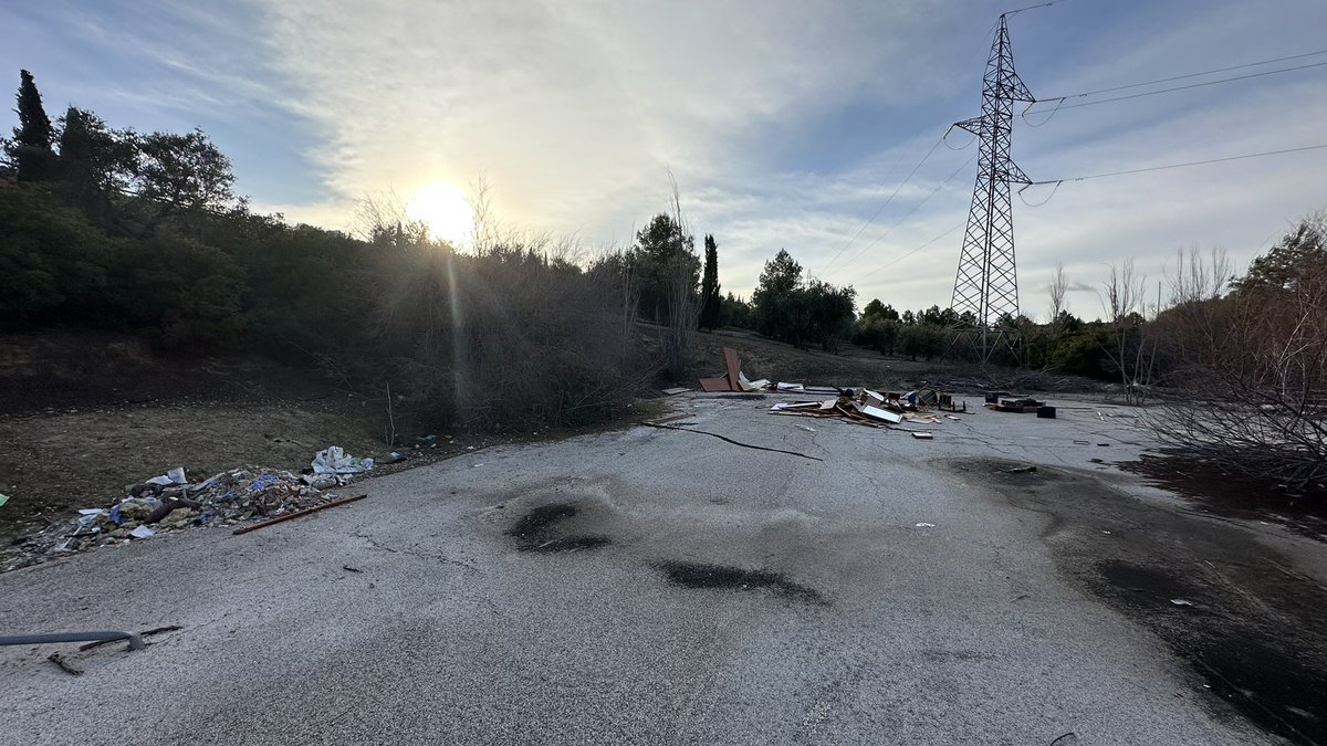 Quicky_Bankos's tweet photo. @AytoJaen al final esto se convertirá en el nuevo punto limpio. Mi hermano ha mandado un par de mail informando pero parece que esto es mas efectivo. https://t.co/2GRC9yQlaZ