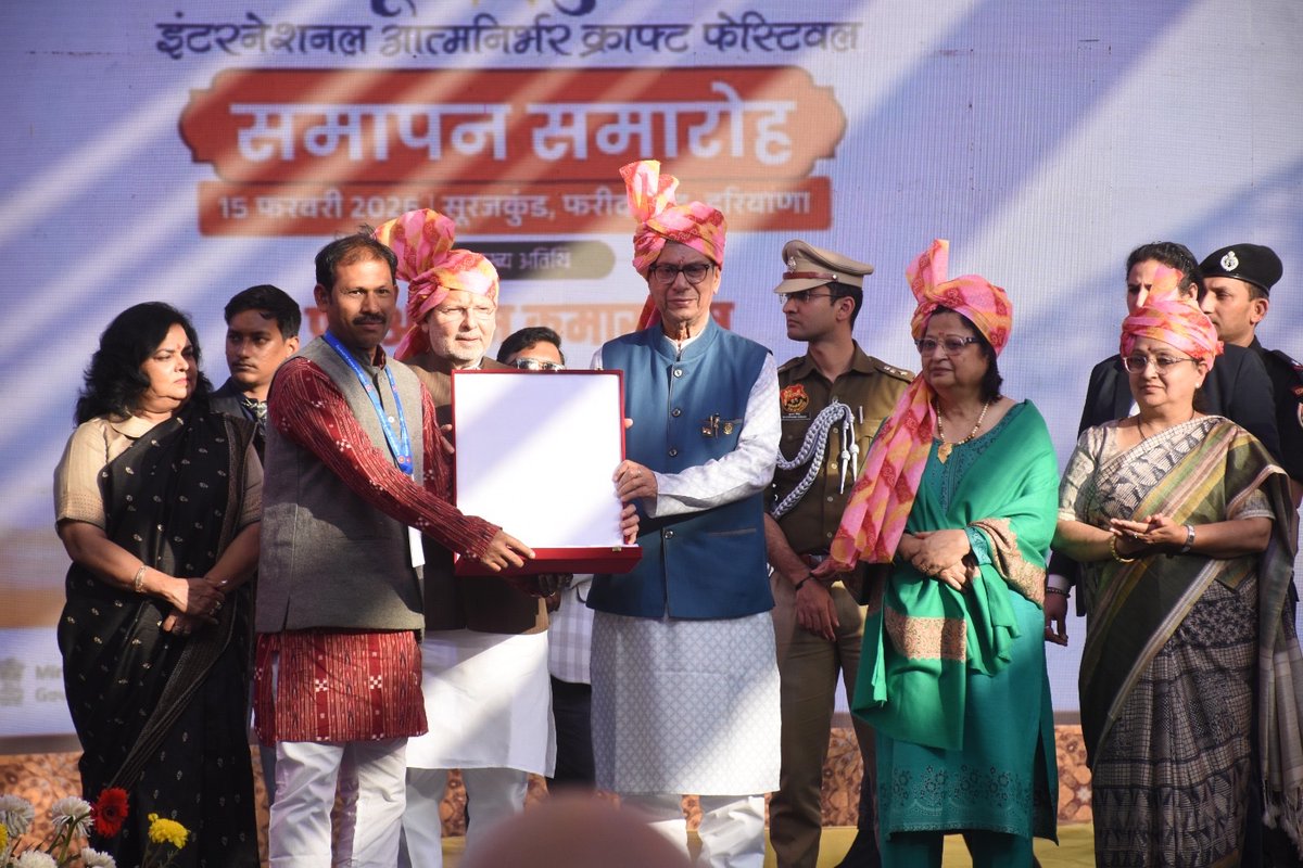 Congratulations to Pattachitra artist, Sri Damodar Fatesingh for “Kala Ratna Award” at the <a href="/Surajkundmela/">Surajkund International Crafts Mela</a> 

Sri Fatesingh received the award from the: 
Hon’ble Governor of Haryana, 
Prof. Ashim Kumar Ghosh 
&amp;
Hon’ble Tourism Minister of Haryana, Dr. Arvind Sharma 

#surajkundmela