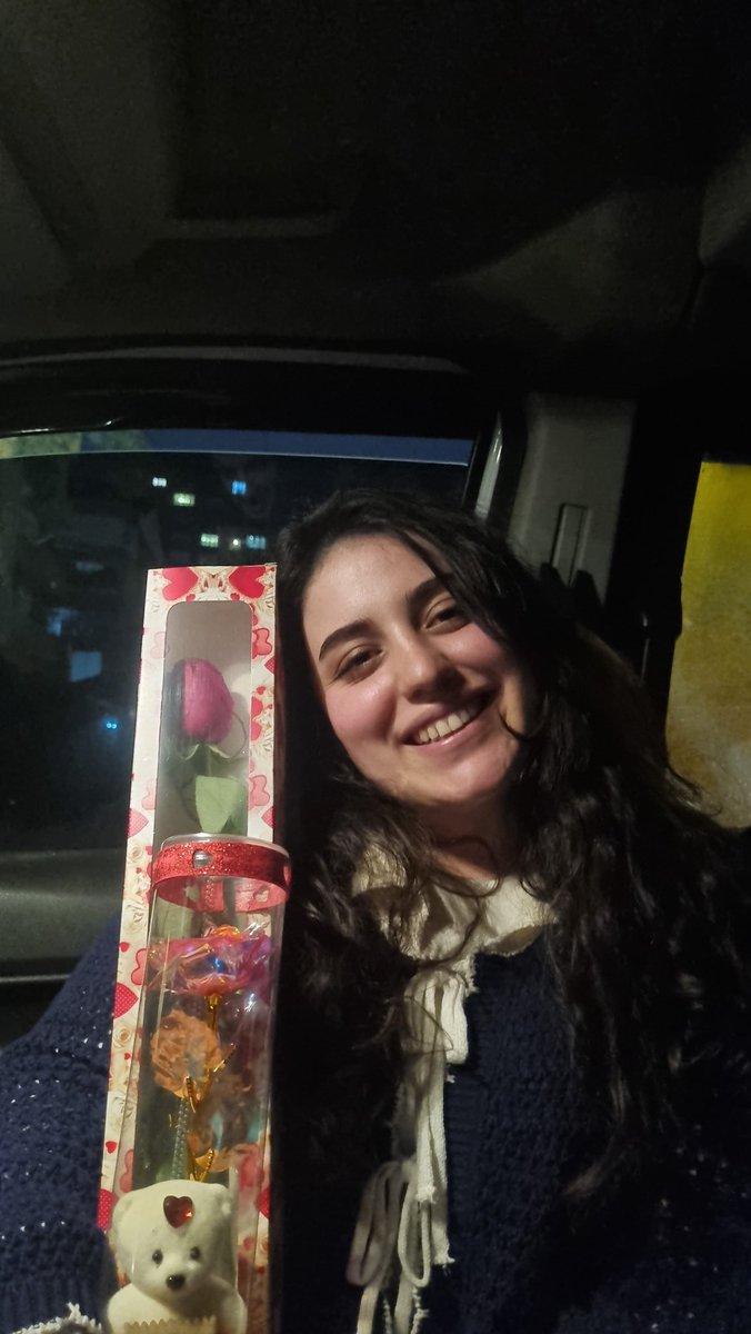 Sevgililer gününü desteklemiyorum dediğim halde çiçek almışş🫠🫶🏻