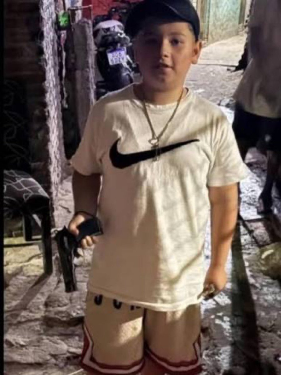 En el Cosquín Rock metieron una gigantografía de Chispita y le sacaron la parte donde el caco tiene un arma en la mano. Que mugre son los kirchneristas. 👇👊✌🏿👮🏽🚓