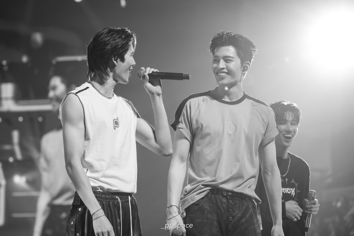 เห็นโมเม้นปภวท้ายคอนวันนี้แล้วใจฟูมากๆเลย เค้าเติบโตมาด้วยกันน่ะ เห็นทุกก้าวในการพัฒนาตัวเองของกันและกันมาตลอด ทั้งเรื่องการร้อง เต้น และเล่นดนตรี และมันคือพาร์ทที่เป็นความฝันของน้องทั้งคู่ ภูวินเคยอยากประกวด hotwave อยากเดบิวต์เป็นนักร้องทำวงดนตรีกับเพื่อน