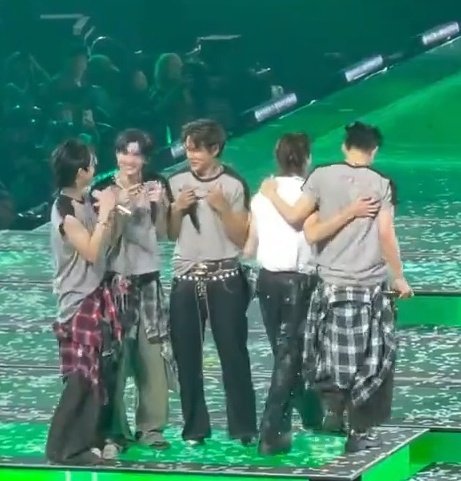 เป็นมีมแห่งปีได้เลยกูให้เลยอ่ะ ในขณะที่น้องต้าบอกว่ายังไงก็แจสเปอร์ทั้งใจตัดภาพไปสมาชิกในวง หวานใจมาพร้อมเทเพื่อนเลย สำหรับภูวินทร์ปอนด์มานเทให้หมดหน้าตักจริงๆวะ แล้วที่เขินกว่าคือน้องภูวินก็ไม่ตีตัวห่างพี่ปอนด์อ่ะปกติเห็นเพื่อนแซวไม่ได้เลย โอ้ยพี่คันหัววะ😭😭😭😭😭