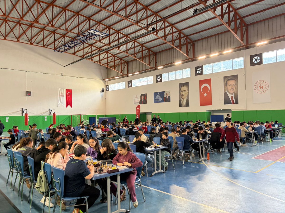 📌 Bayındır Spor Salonu

160 Satranç Sporcusu iki gün boyunca kıyasıya yarıştılar.

Özgecan Aslan Anısına, Bayındır Gençlik ve Spor Müdürlüğümüz ve TÜGVA Bayındır Temsilciliği işbirliği ile düzenlenen Satranç Turnuvası , bugün ￼oynanan final maçlarından sonra yapılan ödül Töreni