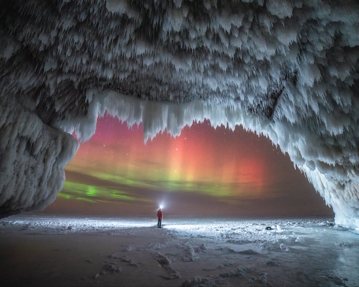 georgeilstrup's tweet image. Last night I captured a dream photo from a frozen sea cave on Lake Superior ✅
