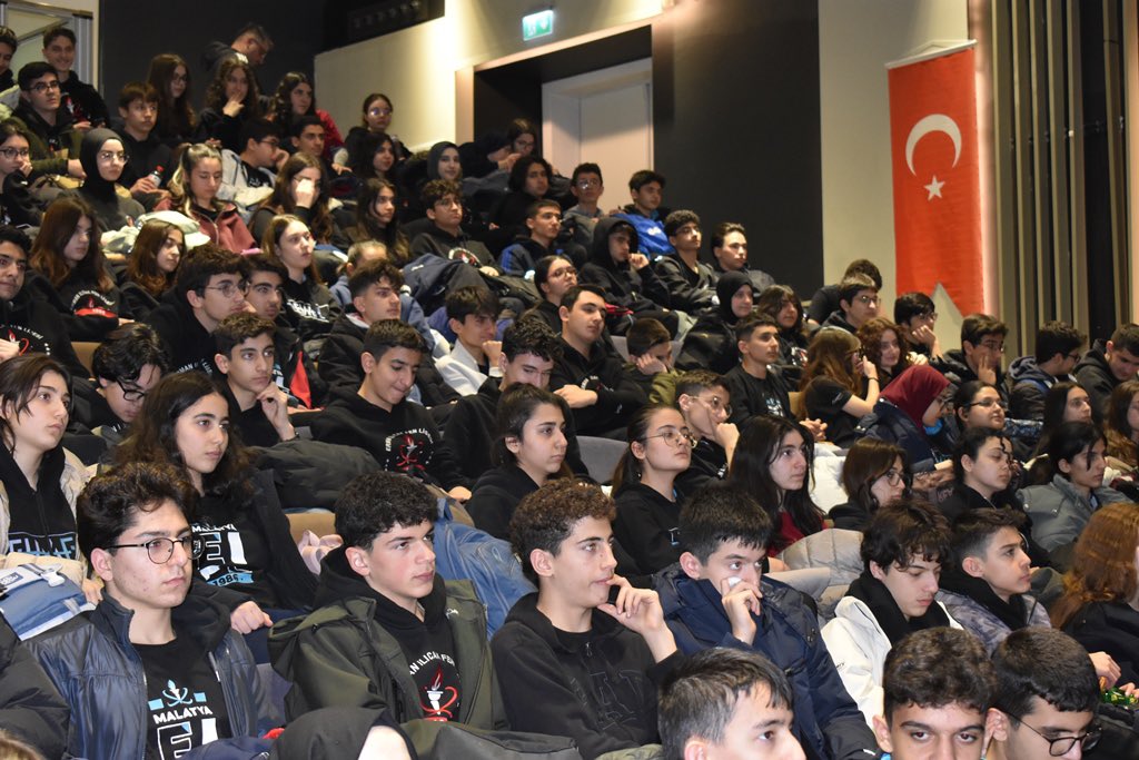v_yildiz_44's tweet photo. Okulumuz 9 ve 10.Sınıflarına yönelik olarak Yeşilyurt Belediyesi ve Sıfır Atık Müdürlüğü yetkilisi Kerem Doğrul tarafından 12 Şubat 2026 Perşembe günü İklim Değişikliği ve Sıfır Atık Farkındalığı eğitimi verildi. Teşekkür ediyorum… https://t.co/uoMKjbf1RC