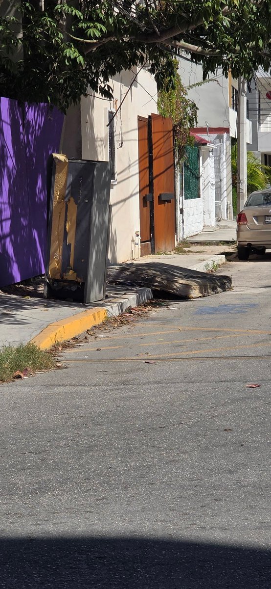 Andy_Williams13's tweet photo. @estefaniamerkdo ¿Podrían hacer que alguien retire este desastre en C 42Nte y Ave 20? Esta basura lleva aquí al menos seis semanas. https://t.co/o9RypoMHWb