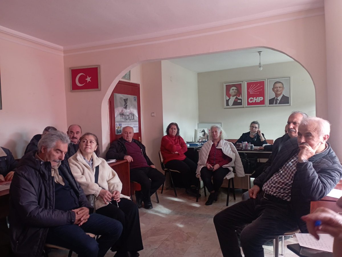 İlçe Başkanlığımız tarafından düzenlenen Temel Siyaset Eğitimi’nin ikinci oturumunu başarıyla gerçekleştirdik. Katılım sağlayan tüm yoldaşlarımıza emekleri, katkıları ve örgüt bilincine sahip çıkma kararlılıkları için teşekkür ediyoruz.
Selçuk Demir
CHP Etimesgut İlçe Başkanı