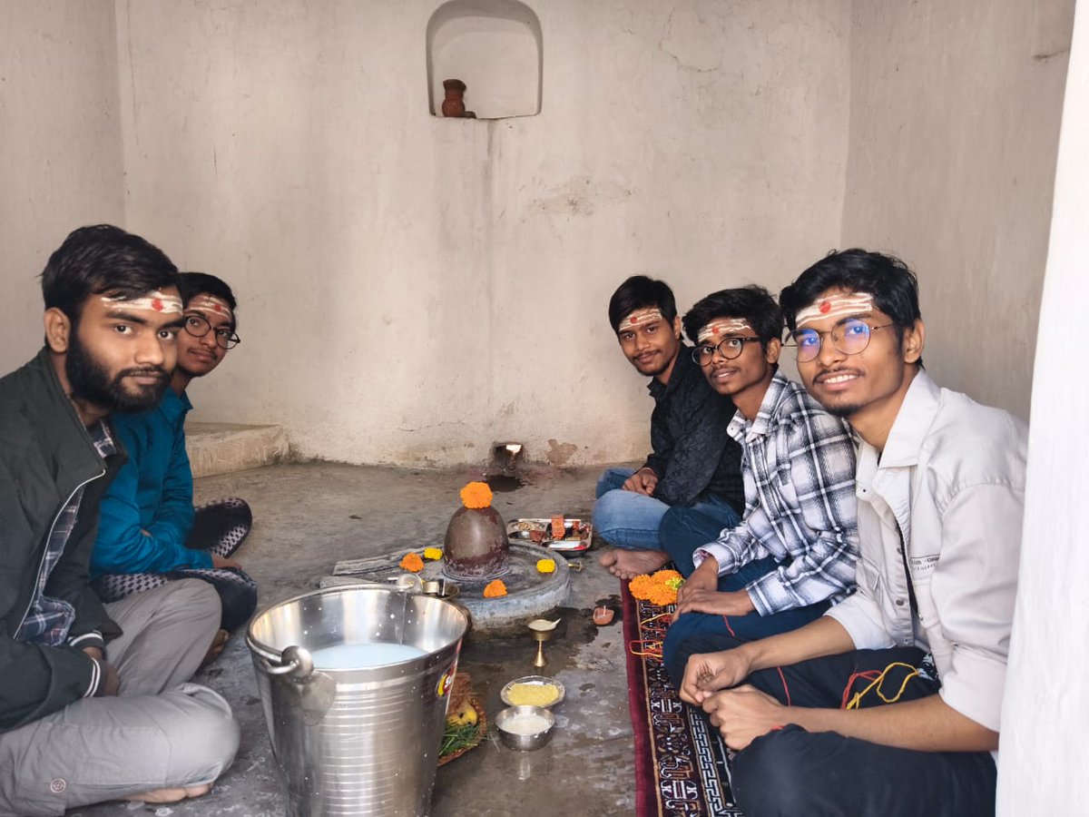 On the holy occasion of Mahashivratri, our students performed Rudra Abhishek at Shree Shankaracharya Math, Bodhgaya, spreading devotion and positivity. Har Har Mahadev! 🙏

#Mahashivratri  #VrikshBeTheChange #StudentDevelopment #Blessings #EducationWithValues #Bodhgaya