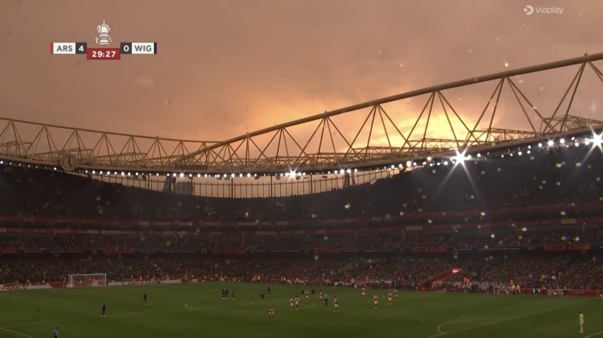 📸 - Look at the beautiful Emirates stadium right now.

The sun is going down, the spotlight is on the pitch, the fans are realizing that in a few months from now there will be 4 trophies presented on this pitch.
