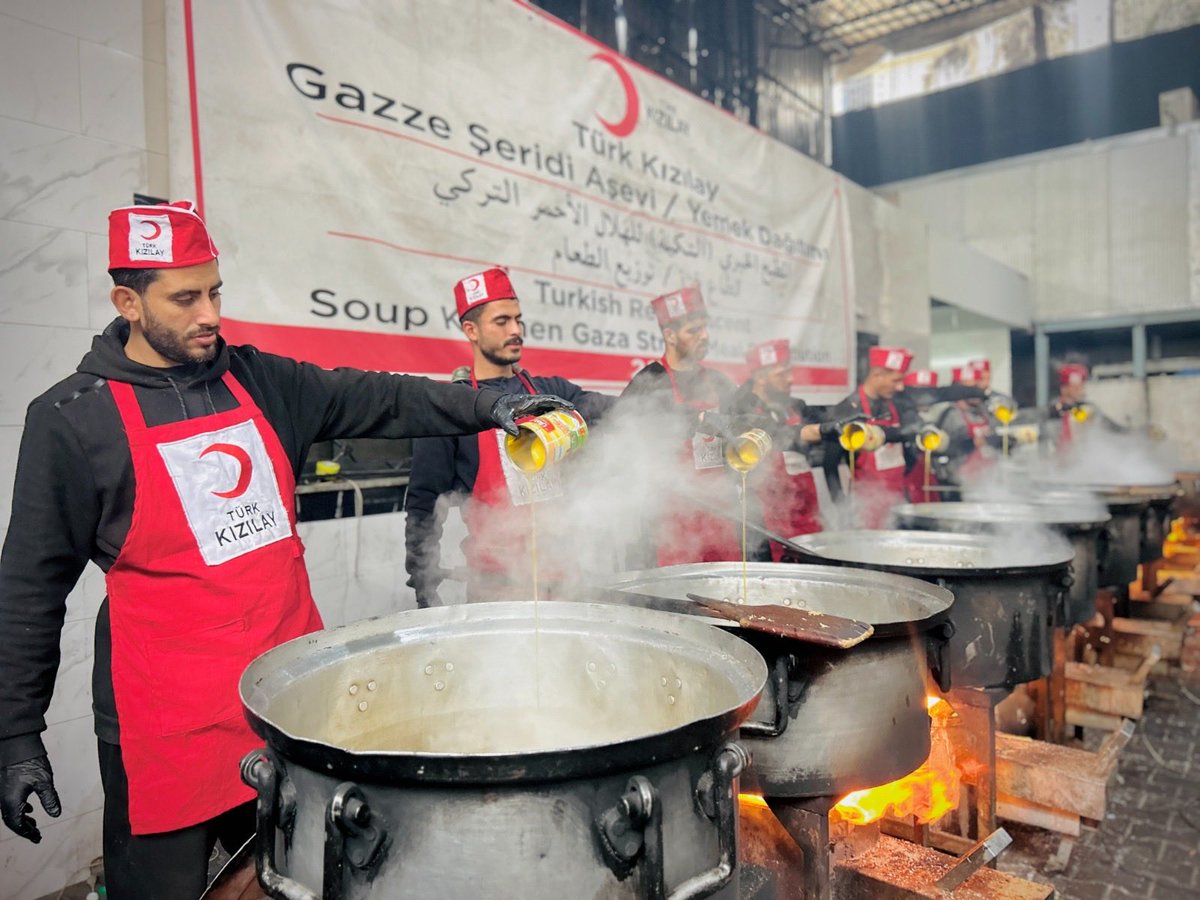 Yıkıntıların arasında yükselen bu buhar, umudun kokusudur. Gelin, bu sofranın bereketine siz de ortak olun. Bir kepçe de sizin adınıza dolsun tabaklara.

📲 FİTRE yaz 1877’ye gönder (240 TL)
📲 FİDYE yaz 1877’ye gönder (240 TL)
💻 kizilay.org.tr
📞 168 Bağış ve İletişim