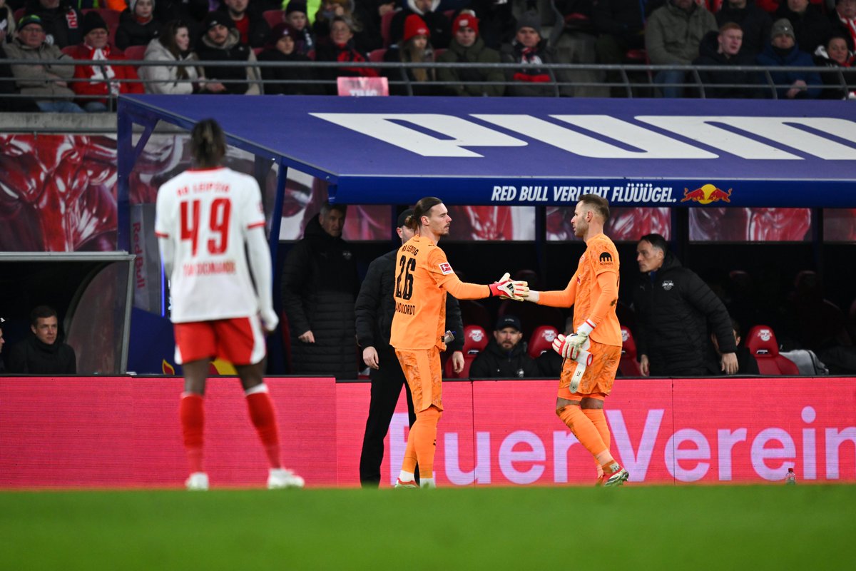 🔄 Der erste Wechsel nach nicht mal 30 Minuten:
Pete #Gulacsi muss verletzungsbedingt ausgewechselt werden — jetzt für uns zwischen den Pfosten: Maarten #Vandevoordt. 

⏱️ 28. Min. | 0:0     
#RBLWOB #Bundesliga
