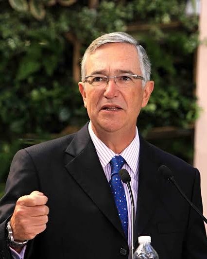 EmilioVallejoRL's tweet image. Mientras @RicardoBSalinas liquidó al SAT $10 mil millones de pesos por concepto de impuestos a sus empresas, @JesusRCuevas se robó $27 mil millones de pesos.

La recaudación tributaria solamente le sirve a la 4T para subsanar un poco de lo que se chingan los amigotes de AMLO a