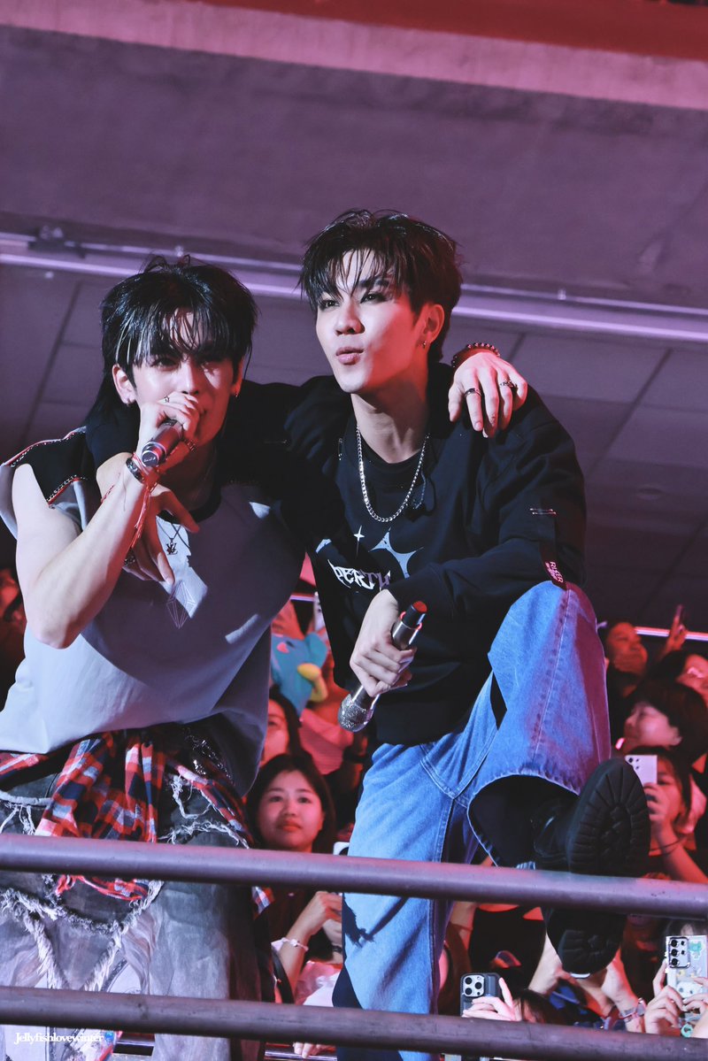 —150226 
พรบเว้นระยะห่างหมดเวลาแล้วคับ

PERTH NO RULES
JASPER FINAL COMBUSTION
#RISERCONCERTD3 #PerthSanta